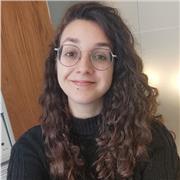 Soy una profesional del derecho con una sólida formación académica, incluyendo un Grado en Derecho y un Máster Universitario en Abogacía. Esta formación me ha proporcionado una base teórica sólida, esencial para la enseñanza del Derecho